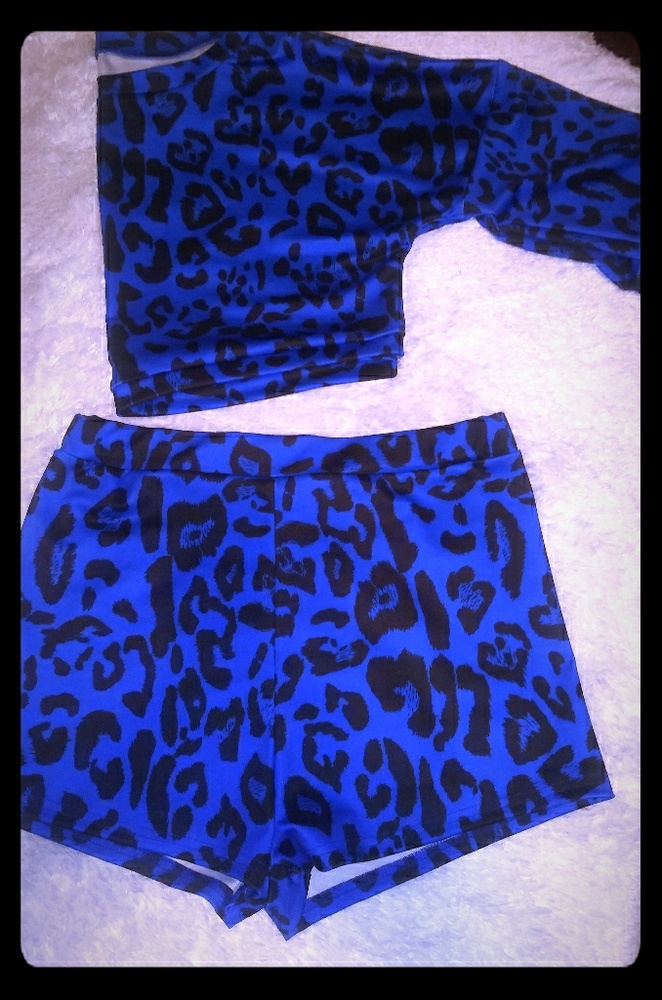 Beautiful Crop Top 2 Piece, Size Medium❤